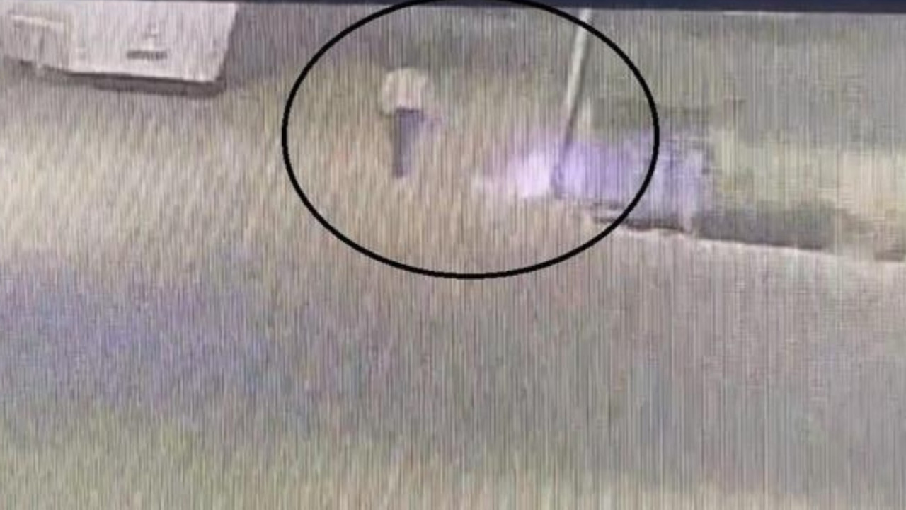 Kırşehir'de kuru otları yakıp izleyen şüpheli taksiyle kaçtı: Polis kamera kayıtlarından yakaladı