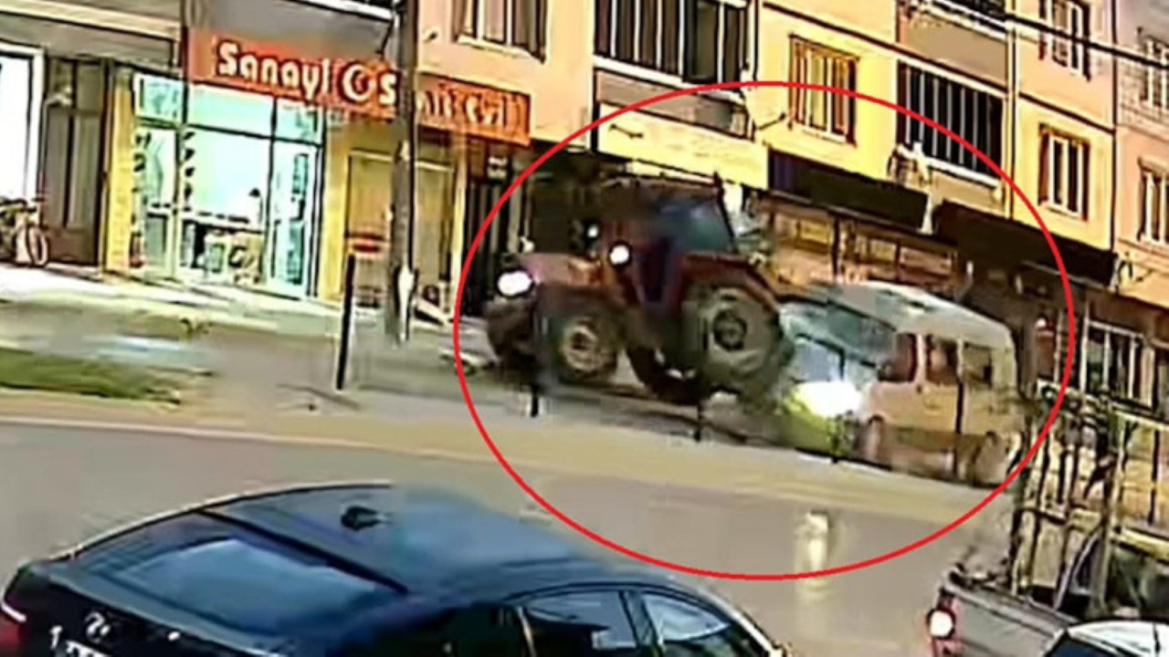 Bursa'da işçi minibüsü park halindeki traktöre çarptı: 10 yaralı