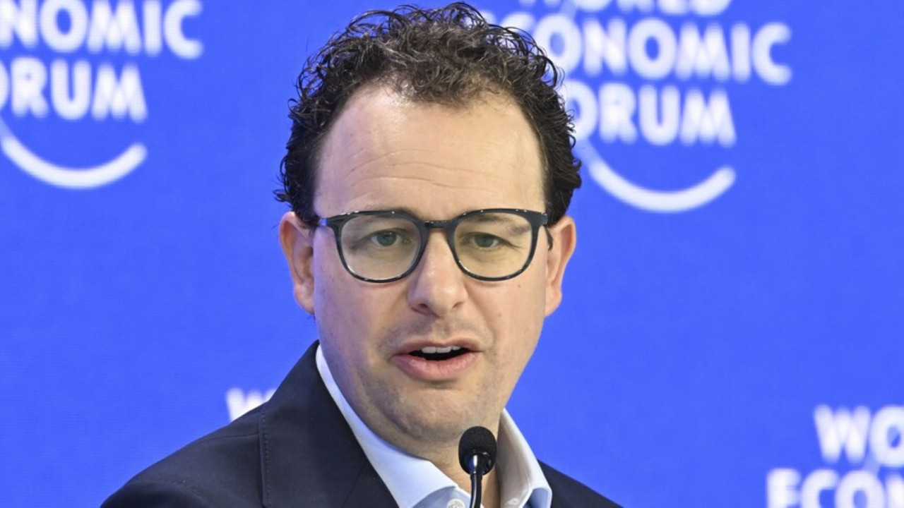 Anthropic CEO'su Dario Amodei'den yapay zeka uyarısı: "6 ila 12 ay içinde interneti ele geçirebilirler"