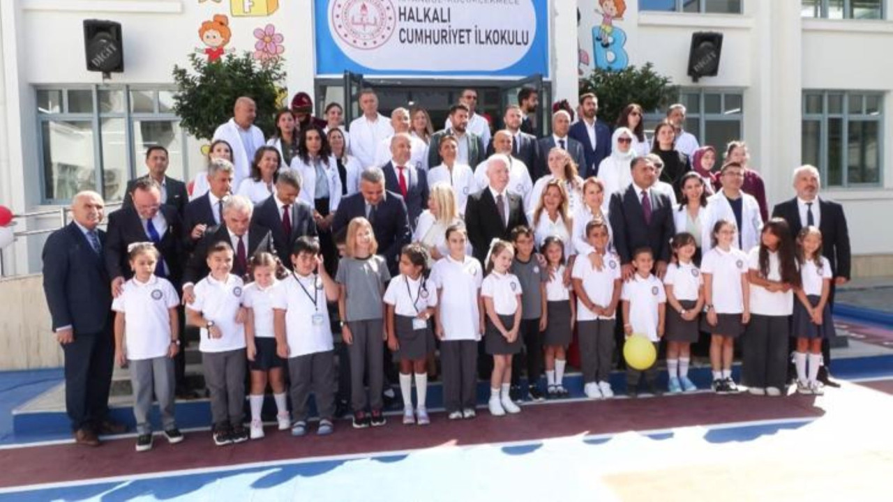 Üç aylık tatil sona erdi, okullarda ilk ders zili çaldı: İstanbul'da ilk ders zilini Vali Gül çaldı