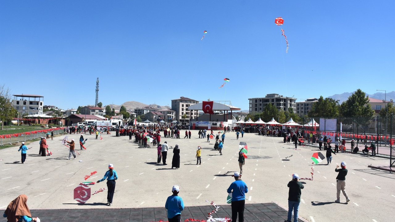 700 öğrenci, Gazzeli çocuklar için gökyüzünü renklendirdi