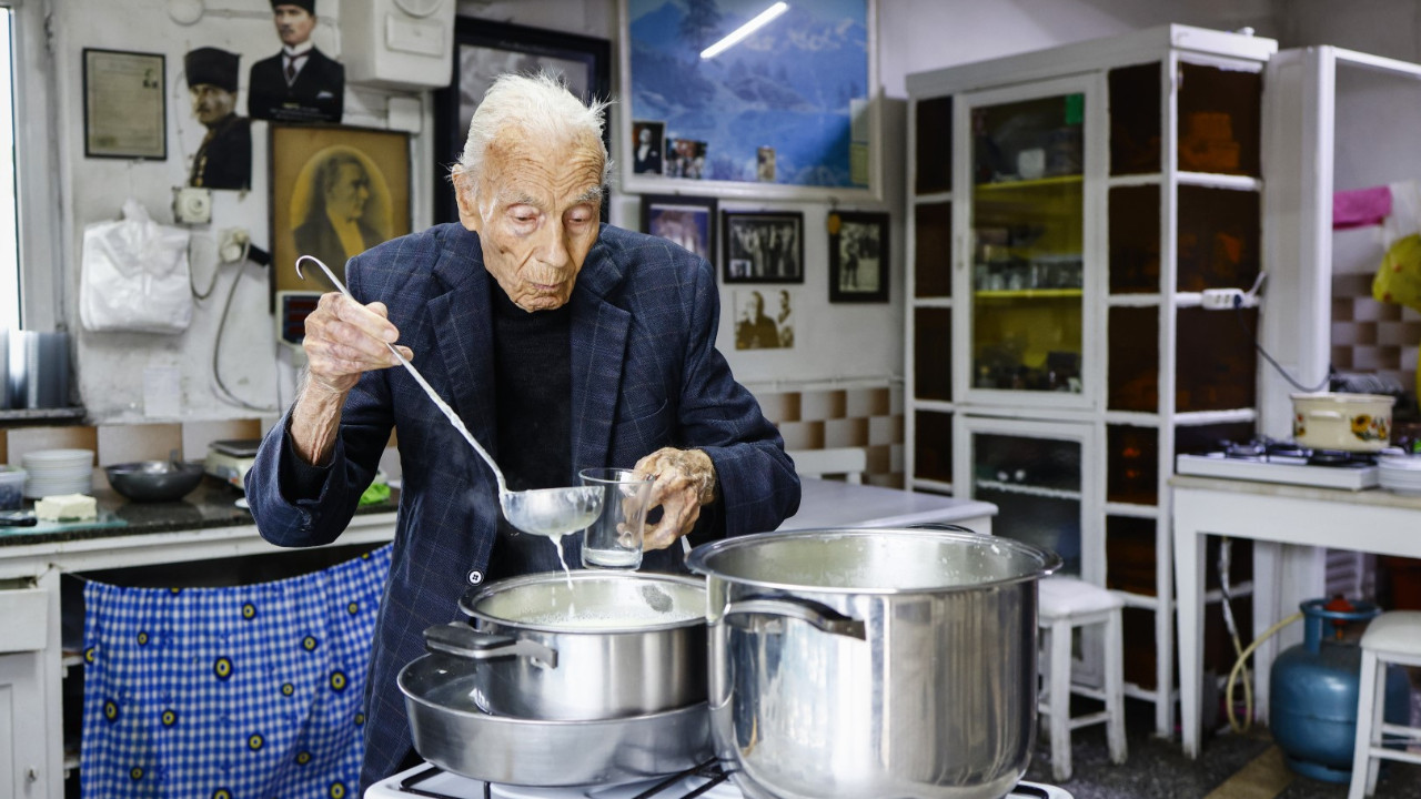 Eşref amca 80 yıllık dükkanına veda ediyor