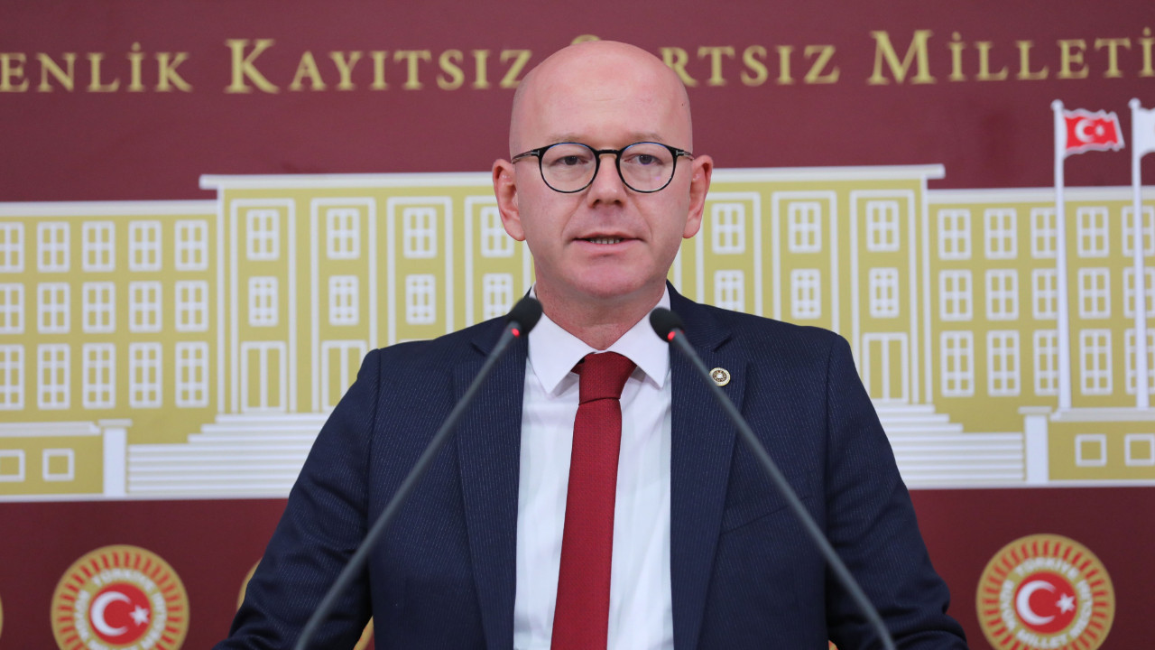 CHP'li Serkan Sarı'dan Mersin operasyonu ve fon krizi tepkisi: "Devlet bürokrasisi ilk defa bu kadar organize bir şebekeye dönüştü"