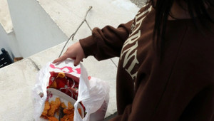 Cips paketinin içinde mide bulandıran görüntü