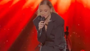 Hadise konserinde yüzüğünü fırlattı!