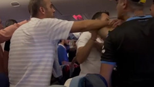 Trabzonsporlu taraftarlarla Erol Bulut arasında uçakta kavga
