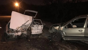 İki otomobil kafa kafaya çarpıştı: 4'ü çocuk 5 yaralı
