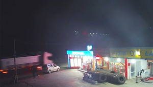 Karşıdan karşıya geçmeye çalışan kadın kamyonun altında kaldı