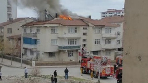 Elazığ'da 3 katlı binanın çatısında yangın çıktı