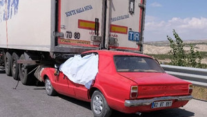 TIR'a arkadan çarpan otomobilin sürücüsü hayatını kaybetti