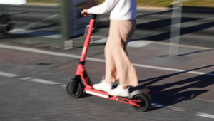 'Pes' dedirten hırsızlık: Seyir halindeki gencin altından scooterını çaldılar