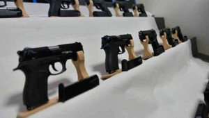 Evinde 19 ruhsatsız tabanca bulundu: Savunması pes dedirtti