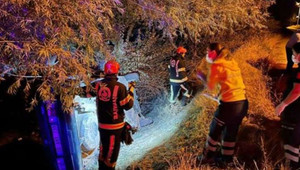 Otomobil şarampole devrildi: Yaralılar var