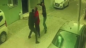 Silahlı kavgada sokaktaki kadını kalkan olarak kullandı