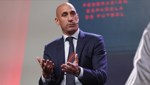 Futbolcuyu dudağından öpen başkan Luis Rubiales'in cezası onandı