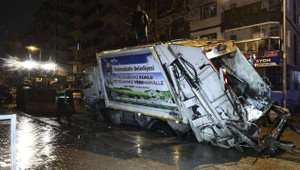 Ankara’da şiddetli yağış: Yol çöktü, çöp kamyonu sıkıştı