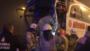Yolcu otobüsü TIR'a çarptı: Çok sayıda yaralı