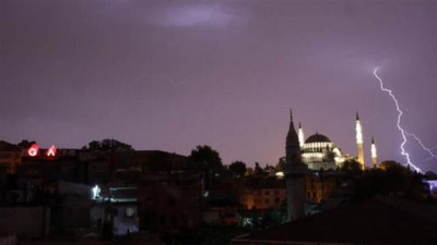 İstanbul'a dün gece 4 bin şimşek, 100 de yıldırım düştü!