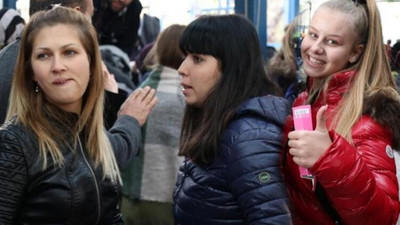 Edirne'ye akın ettiler! Sokak sokak dolaşıp para saçıyorlar