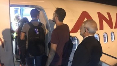 CHP Lideri Kemal Kılıçdaroğlu, Adana - Ankara uçağında sırasını bekleyerek uçağa bindi.