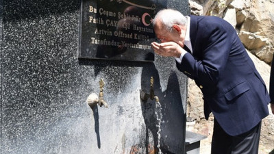 CHP Lideri şehidin adını elleriyle temizledi