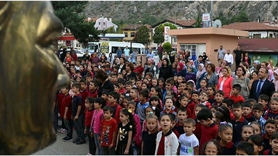 'Andımızın yeniden okutulduğu müjdesini bekliyoruz'