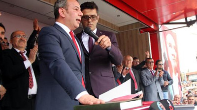 CHP'li başkan cuma namazı sonrası Kuranla, duayla ve Türk Bayrağı ile görevi devraldı