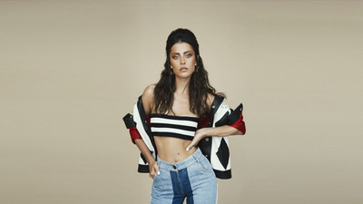 Derya Uluğ makyajsız fotoğrafını paylaştı...Sosyal medya ikiye bölündü...