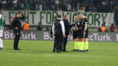 Fatih Terim’den Mete Kalkavan'a maç sonu saha ortasında tepki