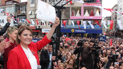 İzmit'i AKP'den alan CHP'li Başkan mazbatasını aldı