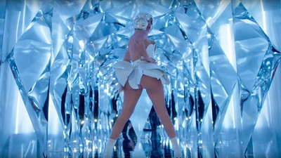 Jennifer Lopez yeni klibiyle yürek hoplattı