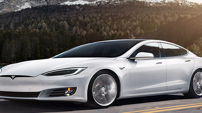 Tesla model s sürücüsü, seyir halinde arka koltukta uyudu