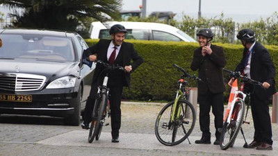 Tunç Soyer, 23 Nisan kutlamalarına bisikletle gitti