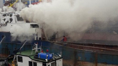 Tuzla'da tersanede yangın paniği... Bir gemide hasar oluştu...