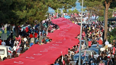 1919 metre uzunluğundaki bayrakla yürüdüler