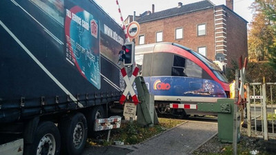 Almanya'da yolcu treni, TIR'la çarpıştı: 20 yaralı