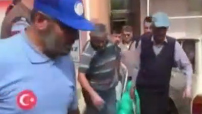 Çocuklarının gözü önünde eşini balta ile doğradı