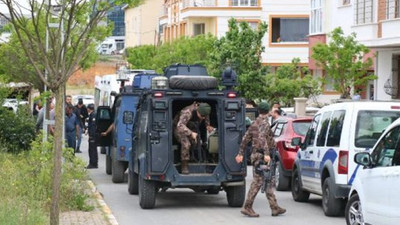 Eşiyle ilişkisi olduğunu düşünüp bıçakla rehin aldı