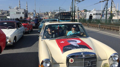Galata Köprüsü’nde 100 klasik otomobil ile 100’üncü yıl konvoyu