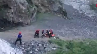 Kayıp gazeteciyi arayan askerlerden 2'si sele kapılarak şehit oldu