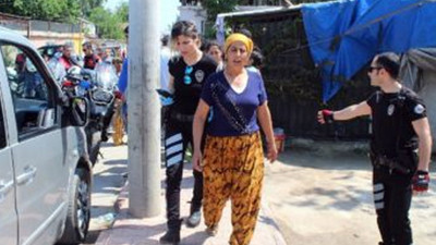 Polisi görünce elindeki paketi kızının kucağına atıp kaçtı