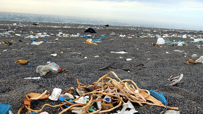 Sahildeki tıbbi atıklar tehlike saçıyor