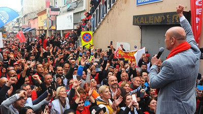 Tunç Soyer, İşçi Korosu ile Çav Bella'yı söyledi