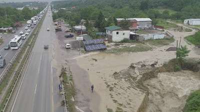D-100 sel sularına teslim oldu, yol trafiğe kapandı