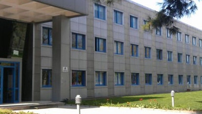 Dekan, üniversitede kendisine tek kişilik kadro açıp yerleşti