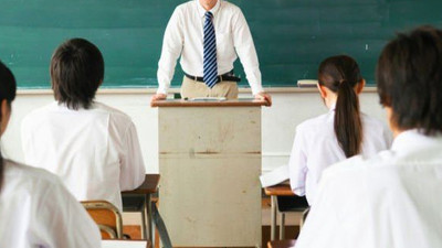 'Ezan okunurken camı kapattırdığı' ileri sürülen öğretmen sürgün edildi