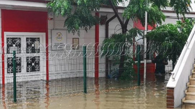 İstanbul'u sağanak vurdu, öğrenciler okulda mahsur