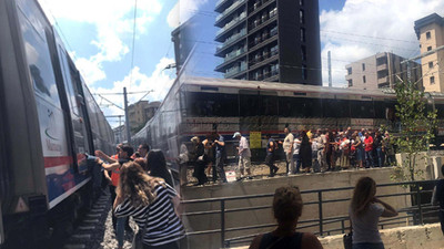 Marmaray yolda kaldı! Kapılar açılmadı vatandaşlar bayıldı