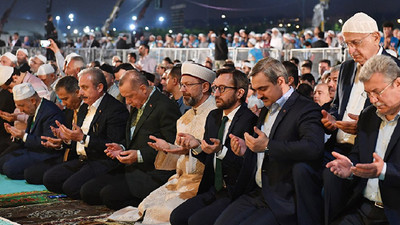 'Omuz omuza' dediler, saflara bariyer koydular!