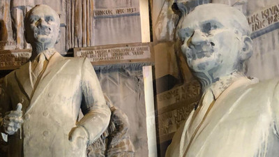 Rezalet! Kaymakamlık önündeki Atatürk büstü tanınmaz halde...